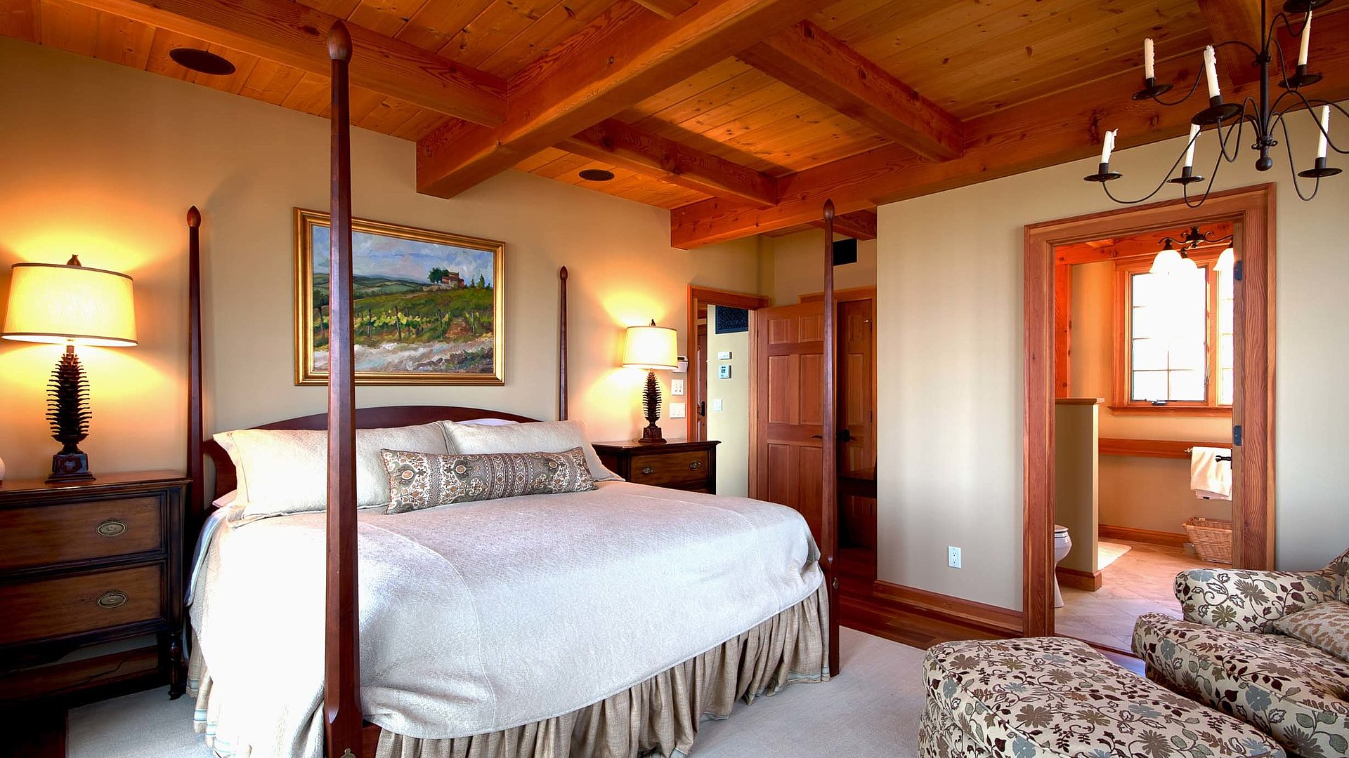 Unterkunft im Oberallgäu -  sehr ordentliches Hotelzimmer mit großem Bett, warmer Nachtlampe und mittelgroßem Wandgemälde 