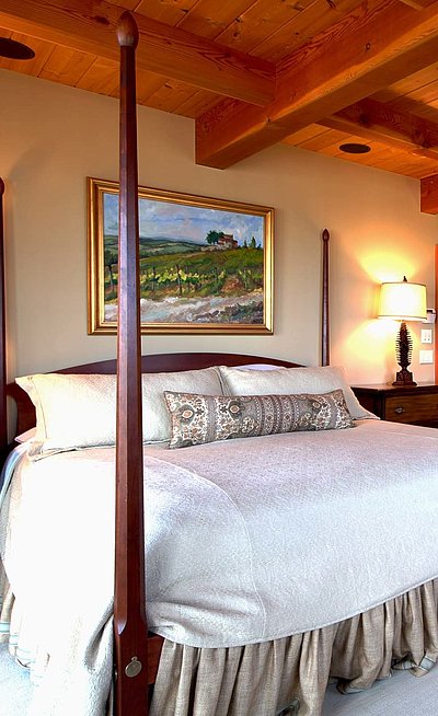 Exklusive Ferienwohnungen in Unterfranken - sehr ordentliches Hotelzimmer mit großem Bett, warmer Nachtlampe und Wandgemälde 