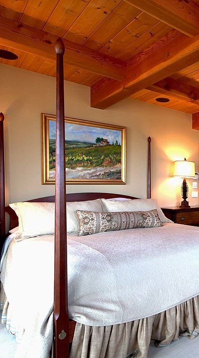 Unterkunft im Ostallgäu - sehr ordentliches Hotelzimmer mit großem Bett, warmer Nachtlampe und mittelgroßem Wandgemälde 