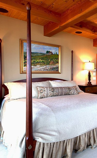 Exklusive Ferienwohnungen in Mittelfranken - sehr ordentliches Hotelzimmer mit großem Bett, warmer Nachtlampe und Wandgemälde
