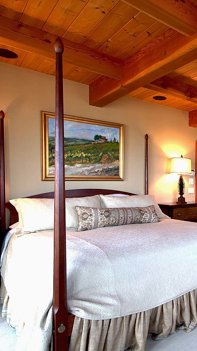 Exklusive Ferienwohnungen in Ostbayern - sehr ordentliches Hotelzimmer mit großem Bett, warmer Nachtlampe und Wandgemälde