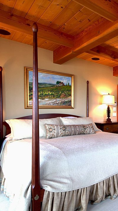 Ferienwohnungen für Gruppen in Oberbayern - sehr ordentliches Hotelzimmer mit großem Bett, warmer Nachtlampe und Wandgemälde