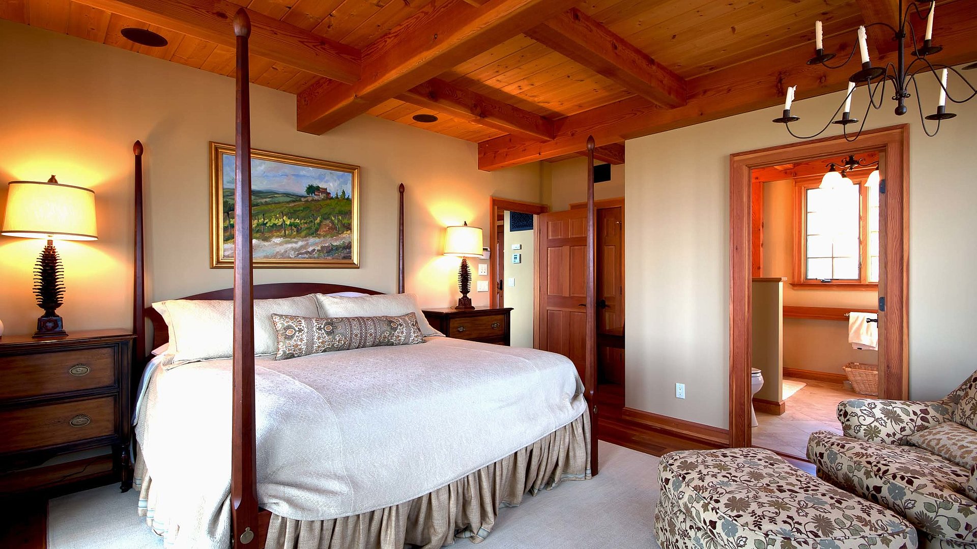 Exklusive Ferienwohnungen in Ostbayern - sehr ordentliches Hotelzimmer mit großem Bett, warmer Nachtlampe und Wandgemälde