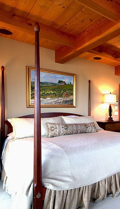 Exklusive Ferienwohnungen in Franken - sehr ordentliches Hotelzimmer mit großem Bett, warmer Nachtlampe und Wandgemälde