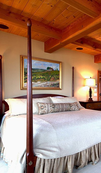 Exklusive Ferienwohnungen im Oberallgäu - sehr ordentliches Hotelzimmer mit großem Bett, warmer Nachtlampe und mittelgroßem Wandgemälde