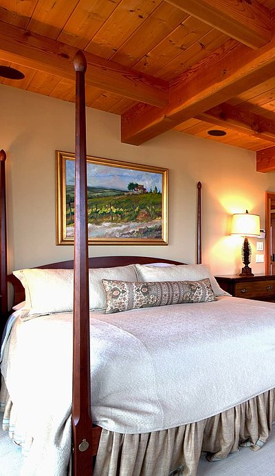 Exklusive Ferienwohnungen im Fichtelgebirge - sehr ordentliches Hotelzimmer mit großem Bett, warmer Nachtlampe und Wandgemälde