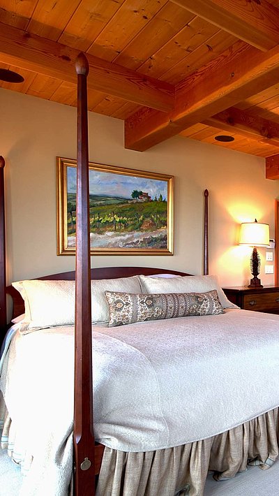Unterkunft in Ostbayern - sehr ordentliches Hotelzimmer mit großem Bett, warmer Nachtlampe und Wandgemälde