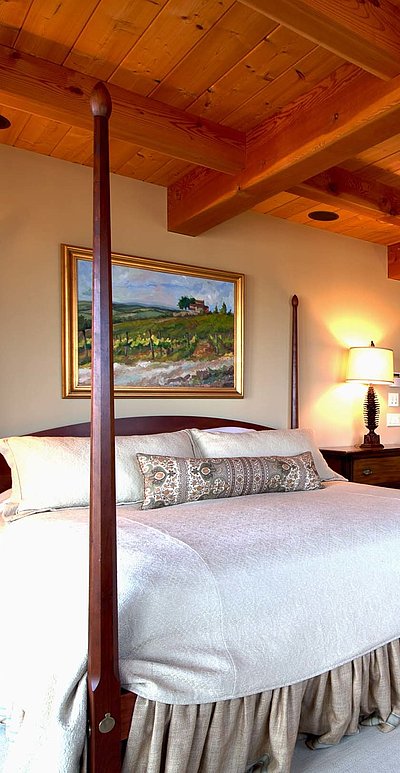 Hotels für Gruppen im Ostallgäu - sehr ordentliches Hotelzimmer mit großem Bett, warmer Nachtlampe und mittelgroßem Wandgemälde