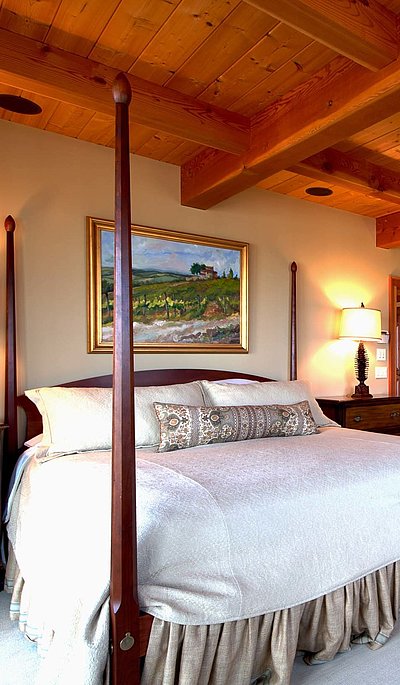 Unterkunft im Oberallgäu - sehr ordentliches Hotelzimmer mit großem Bett, warmer Nachtlampe und Wandgemälde