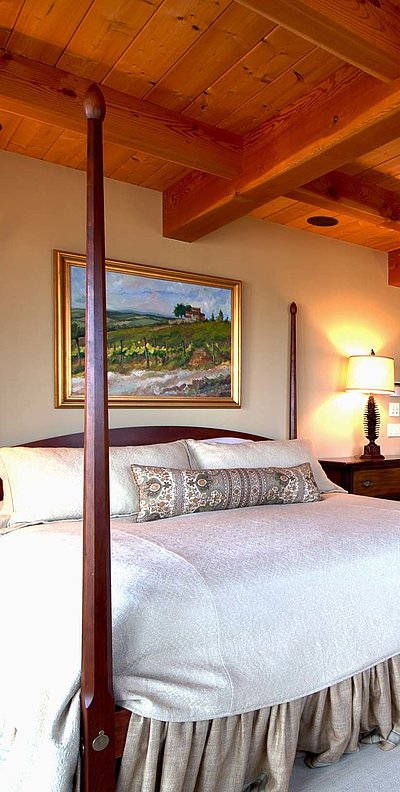 Pauschalen für das Wochenende im Fichtelgebirge - sehr ordentliches Hotelzimmer mit großem Bett, warmer Nachtlampe und mittelgroßem Wandgemälde 