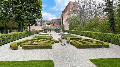 Die Sonnenuhr in den Hesperidengärten in Nürnberg Die Sonnenuhr in den Hesperidengärten in Nürnberg