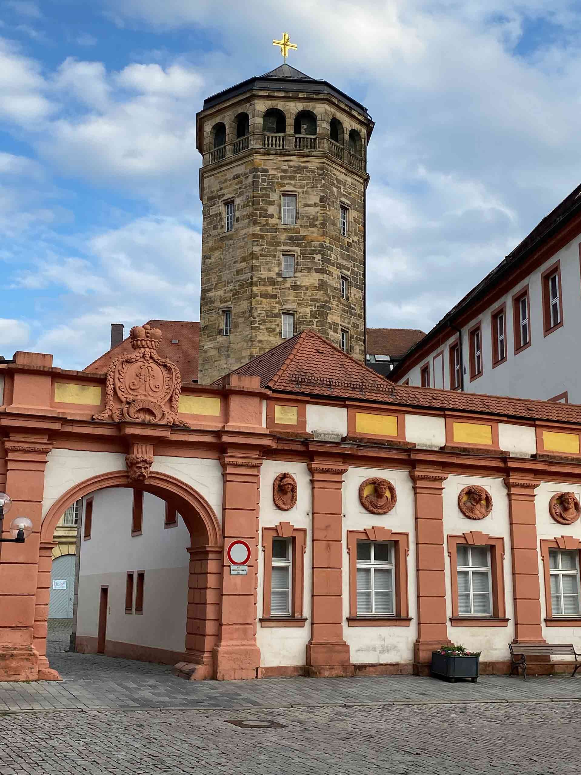 Ehrenhof im Alten Schloss mit Schlosskirche