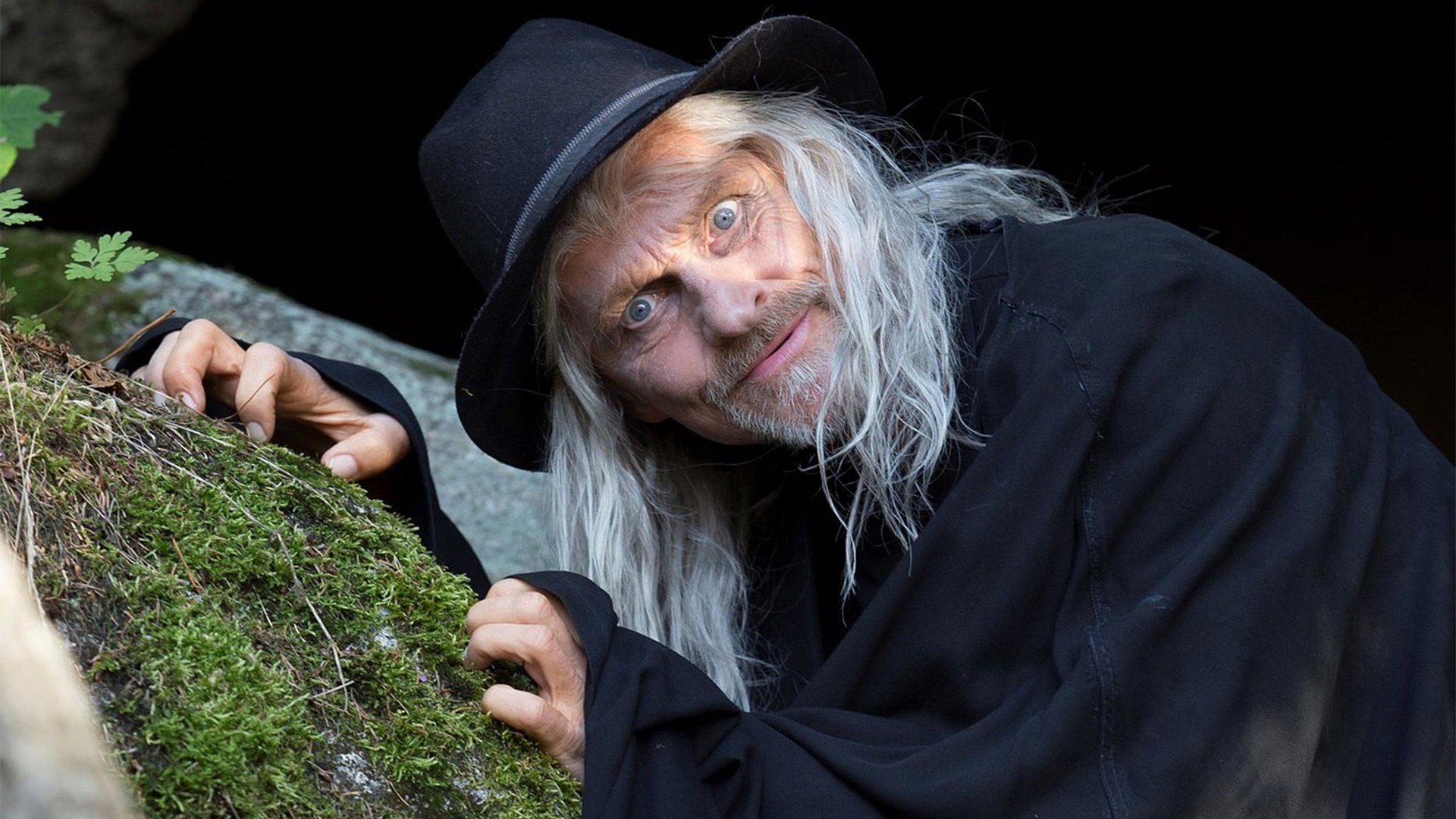 Luisenburg Festspiele im Fichtelgebirge - Mann mit langen grauen Haaren im schwarzen Hexerkostüm