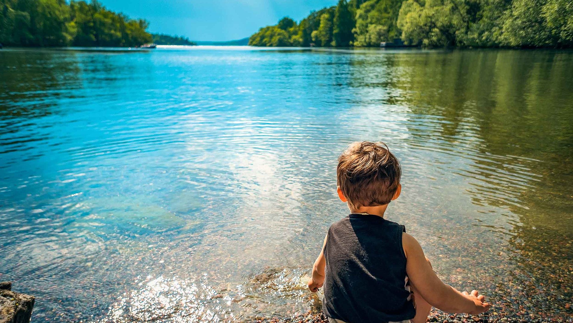 Incentives in Franken - kleiner Junge spielt an einem See
