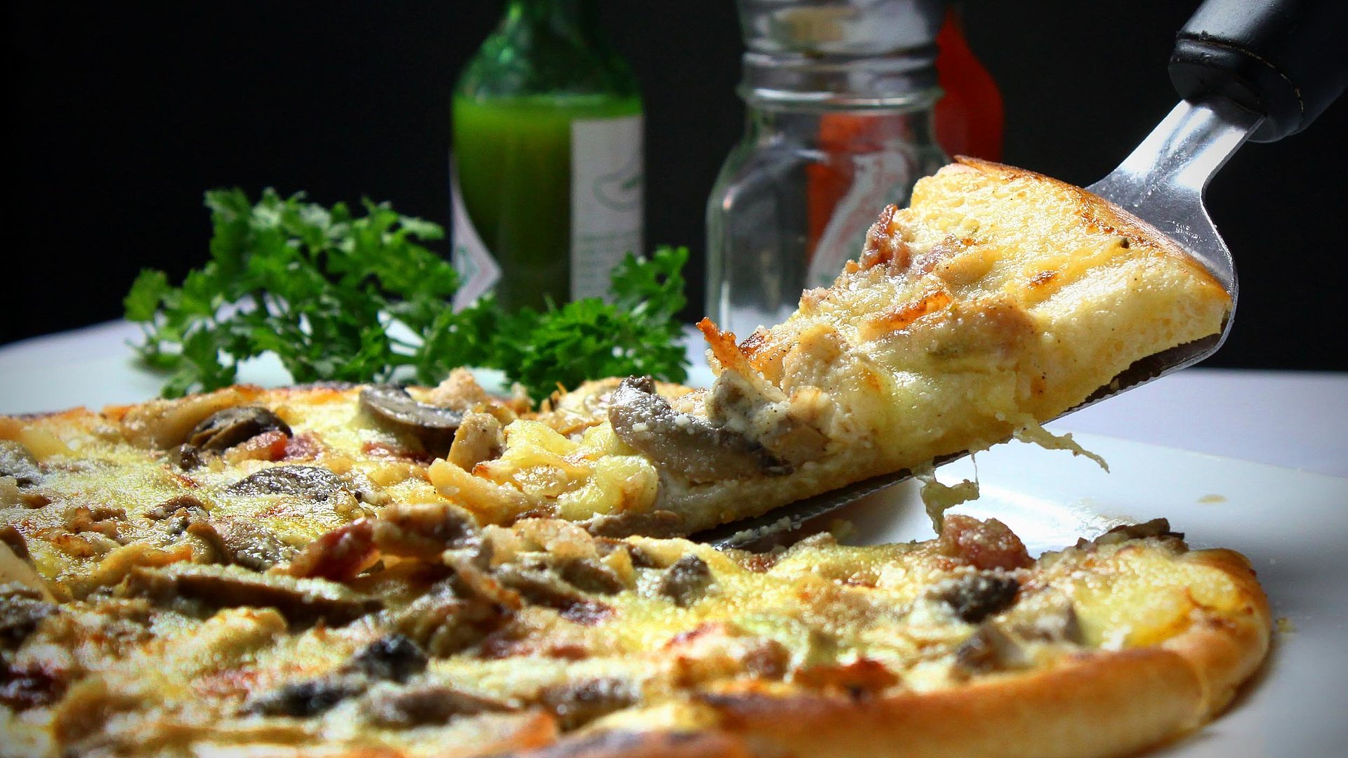 Italienische Küche in Bayreuth - Pizza mit Käse und Pilzen