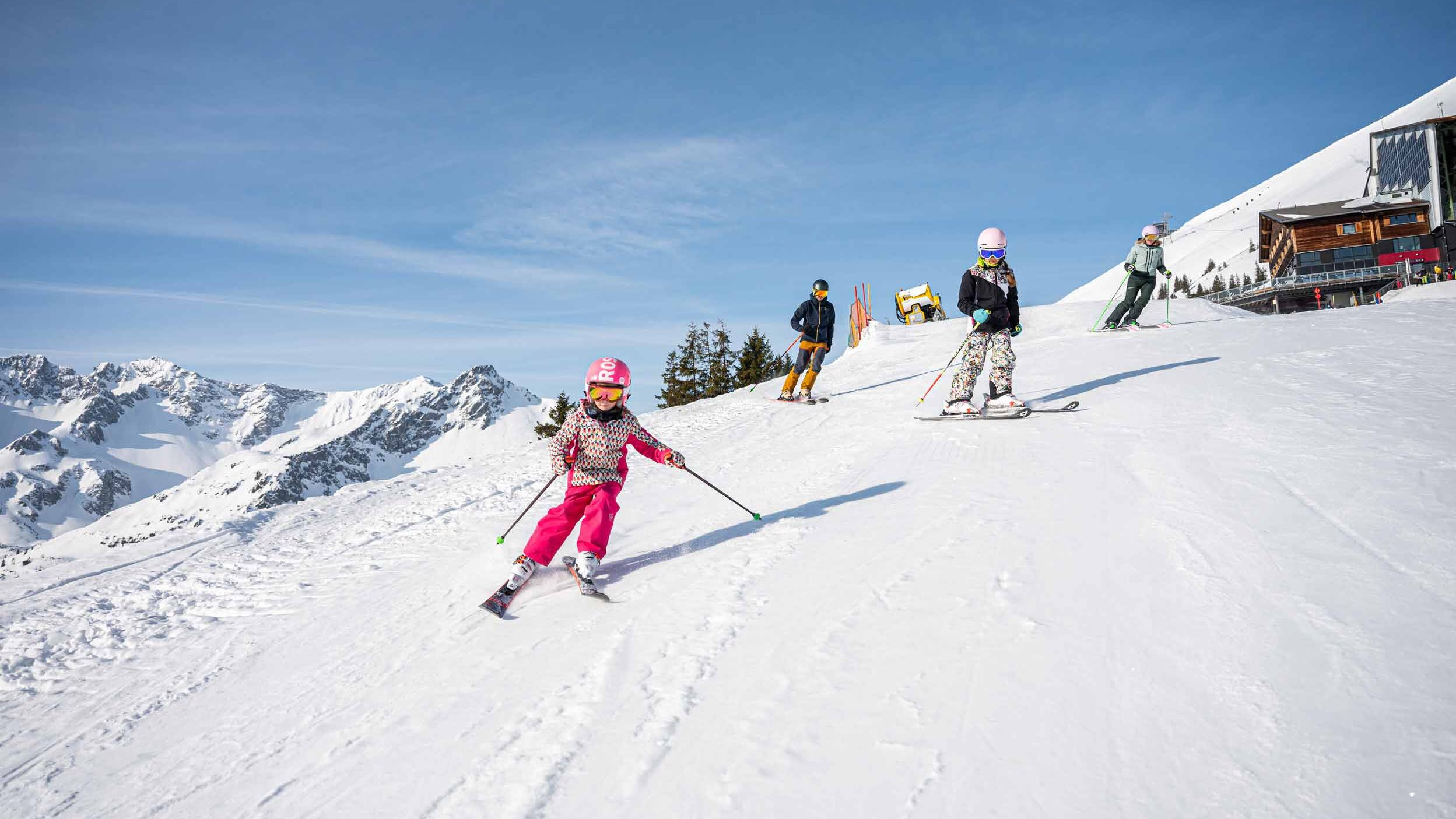 Aktiv sein rund um Markt Oberstdorf - Die ersten Schwünge - Kinder beim Skifahren