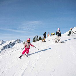 Aktiv sein rund um Markt Oberstdorf - Die ersten Schwünge - Kinder beim Skifahren