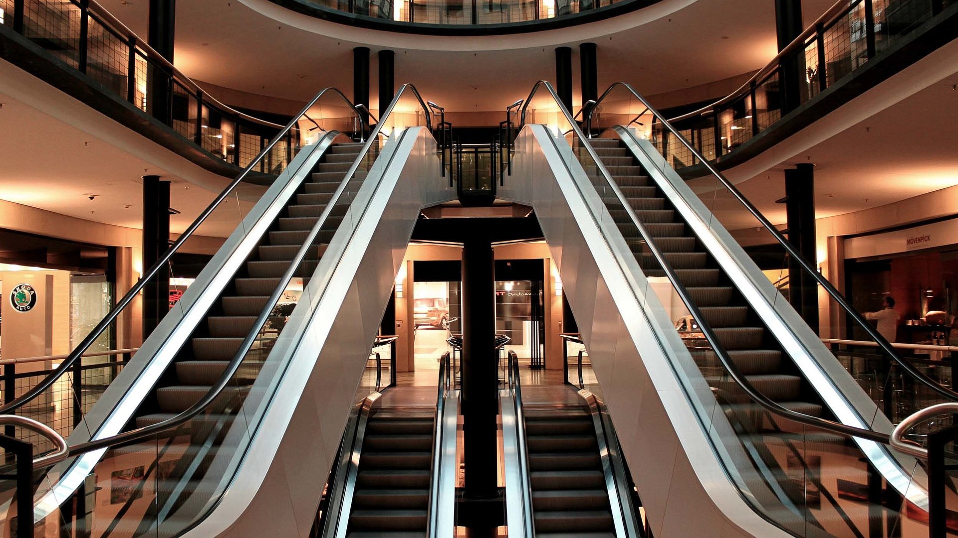 Exklusiv Einkaufen im Oberallgäu - imposante Sicht auf große Rolltreppen im Kaufhaus