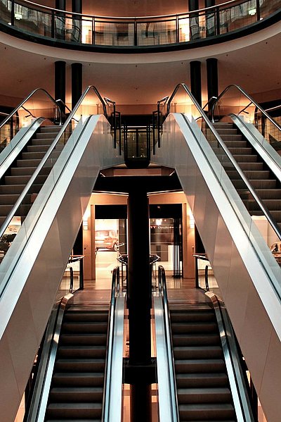 Exklusiv Einkaufen in Unterfranken - große Rolltreppen im Kaufhaus