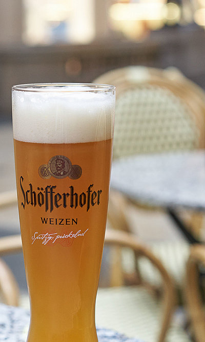 Biergarten in Oberbayern - im Außenbereich eines Restaurant steht Weizen auf dem Tisch