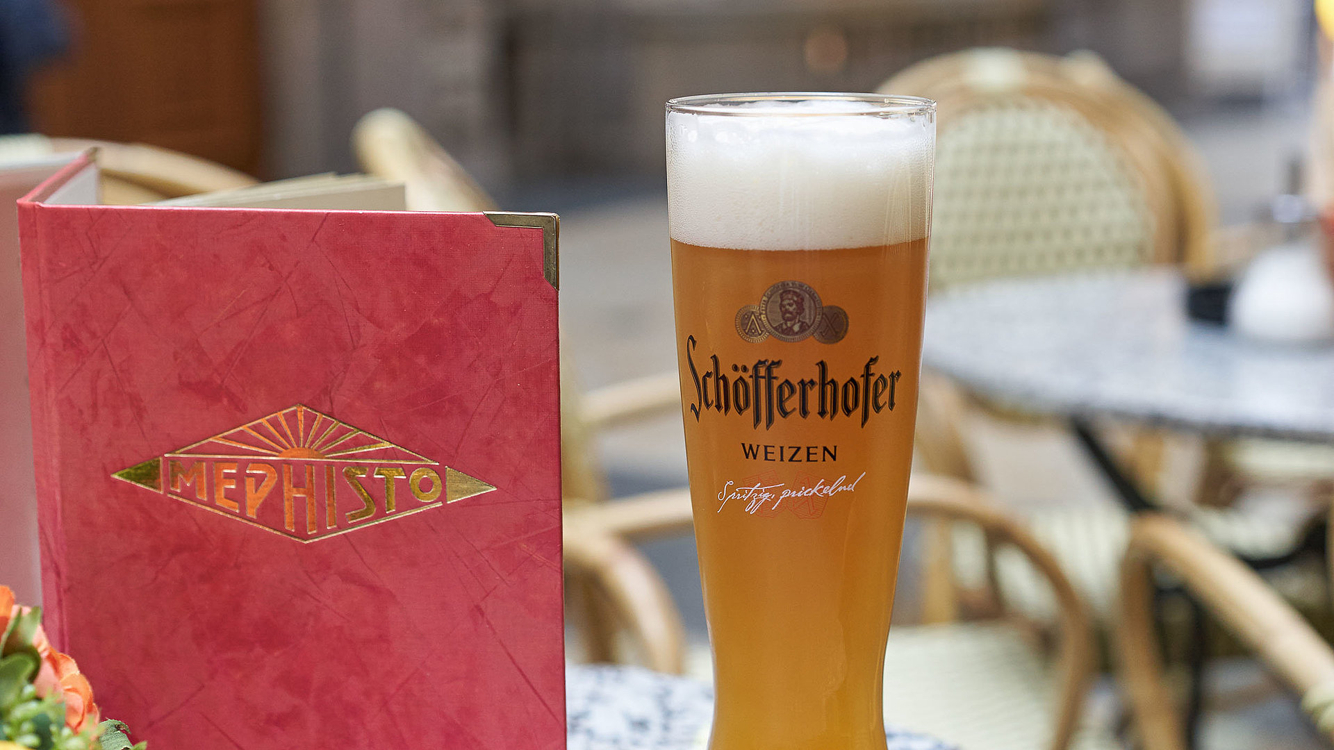 Biergärten in Kempten im Allgäu - im Außenbereich eines Restaurant; volles Bier steht auf dem Tisch; sonniges Wetter