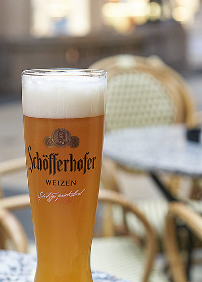 Biergarten in Oberfranken - im Außenbereich eines Restaurant; volles Bier steht auf dem Tisch; sonniges Wetter