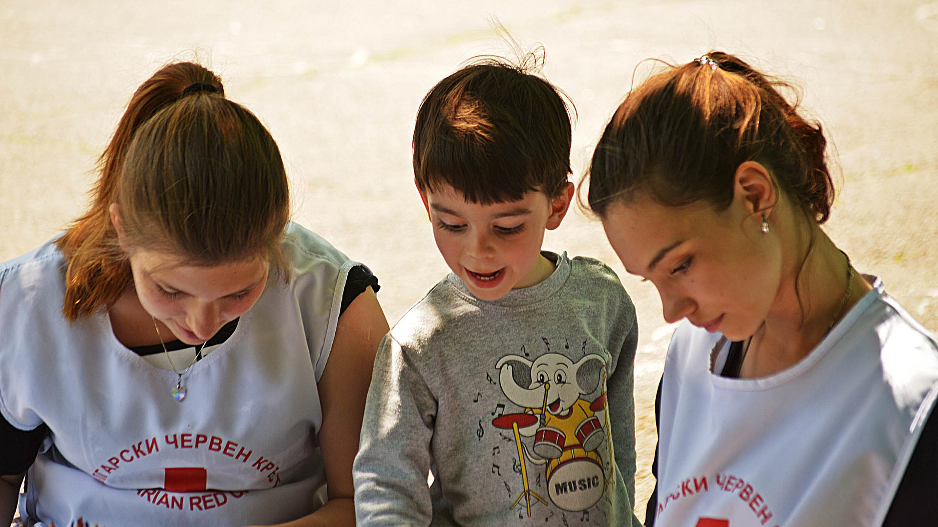Kinderfreundliche Gastronomie in Mittelfranken - Gruppe von Kindern spielt zusammen; zwei Mädchen ein Junge