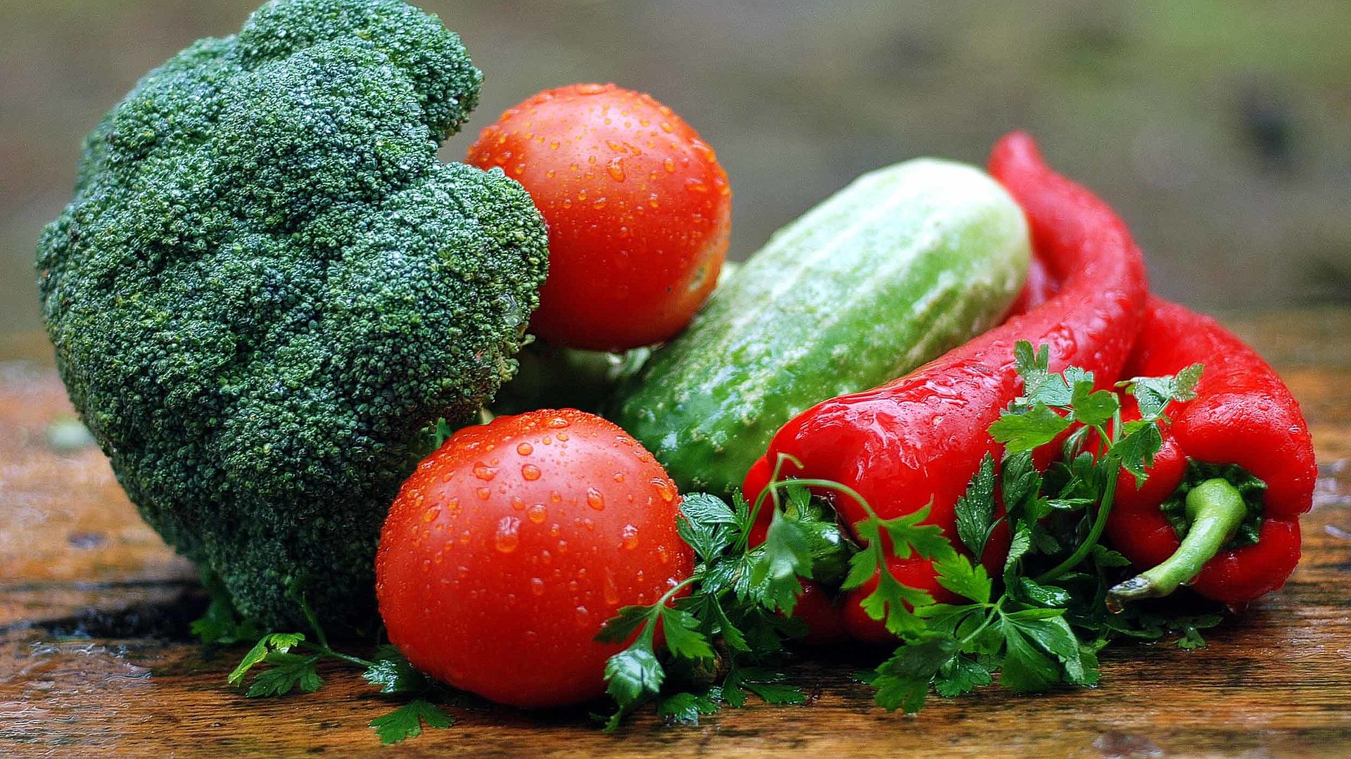 Regionale Erzeugnisse in Unterfranken - Gurken, Brokkoli, Tomaten und Chilli auf Holztisch