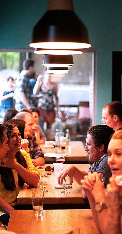 Gastronomie für Gruppen in Ostbayern - Innenbereich eines Restaurant mit gefüllten Gruppentischen