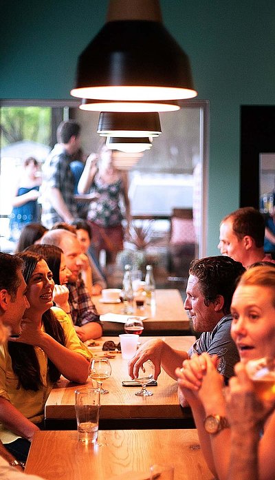 Gastronomie für Gruppen in Franken - im Restaurant; volle Gruppentische