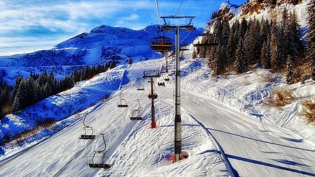 Vier gute Skigebiete außerhalb von Bayern - Skipiste mit Lift