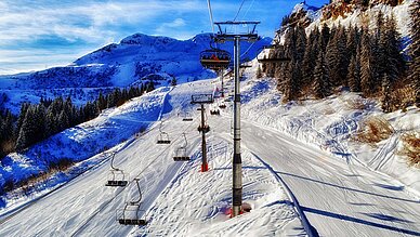 Vier gute Skigebiete außerhalb von Bayern - Skipiste mit Lift