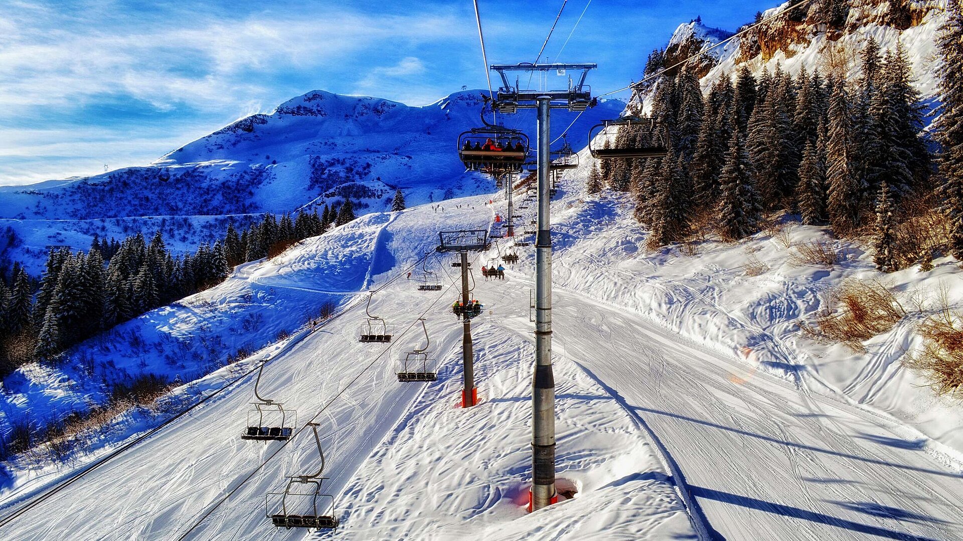 Vier gute Skigebiete außerhalb von Bayern - Skigebiet mit Lift