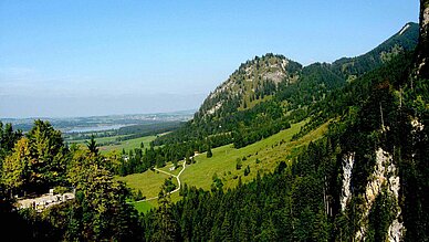 Familienurlaub in Bayern planen – Tipps und Tricks für eine entspannte Reise! - bayerische Natur mit Bergen