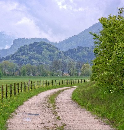 Incentives in Franken - Wanderpfad in grüner Landschaft mit Hügeln und Bergen im Hintergrund