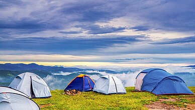 Camping in Bayern - Zelte vor einem Bergpanorama