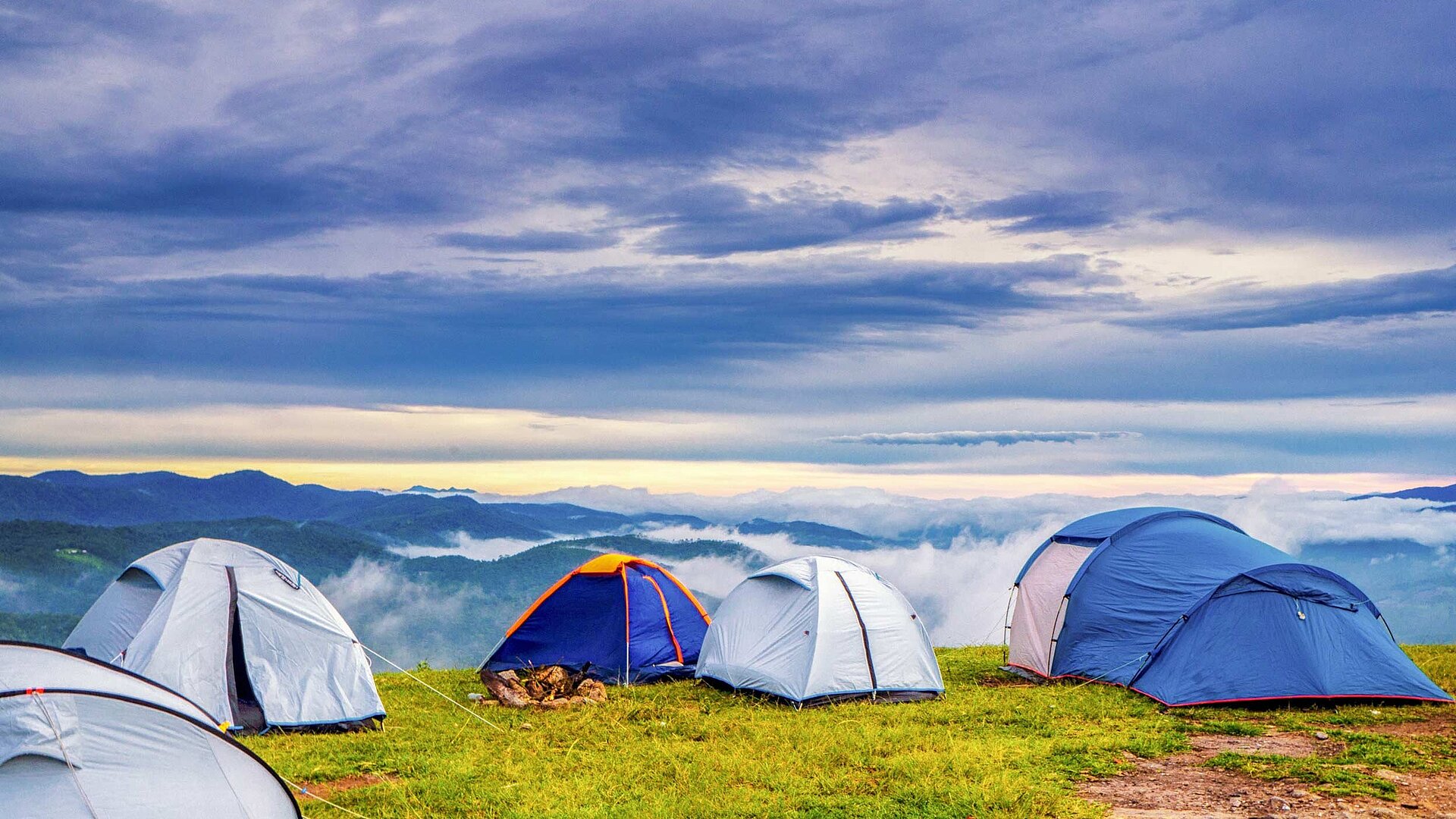 Camping in Bayern - Zelte vor einem Bergpanorama