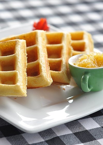 Frühstück in Ostbayern - drei Waffeln mit einer Tasse mit Marmelade gefüllt