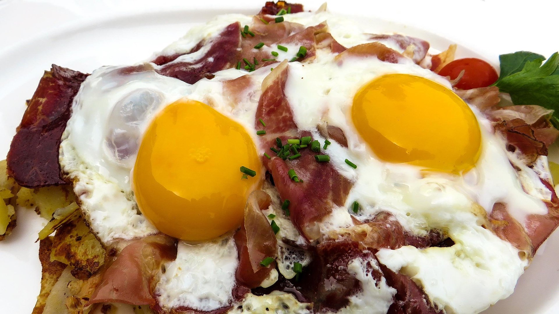 Barrierefreie Gastronomie im Ostallgäu - Kamera blickt auf frisch zubereite Spiegeleier mit Bacon