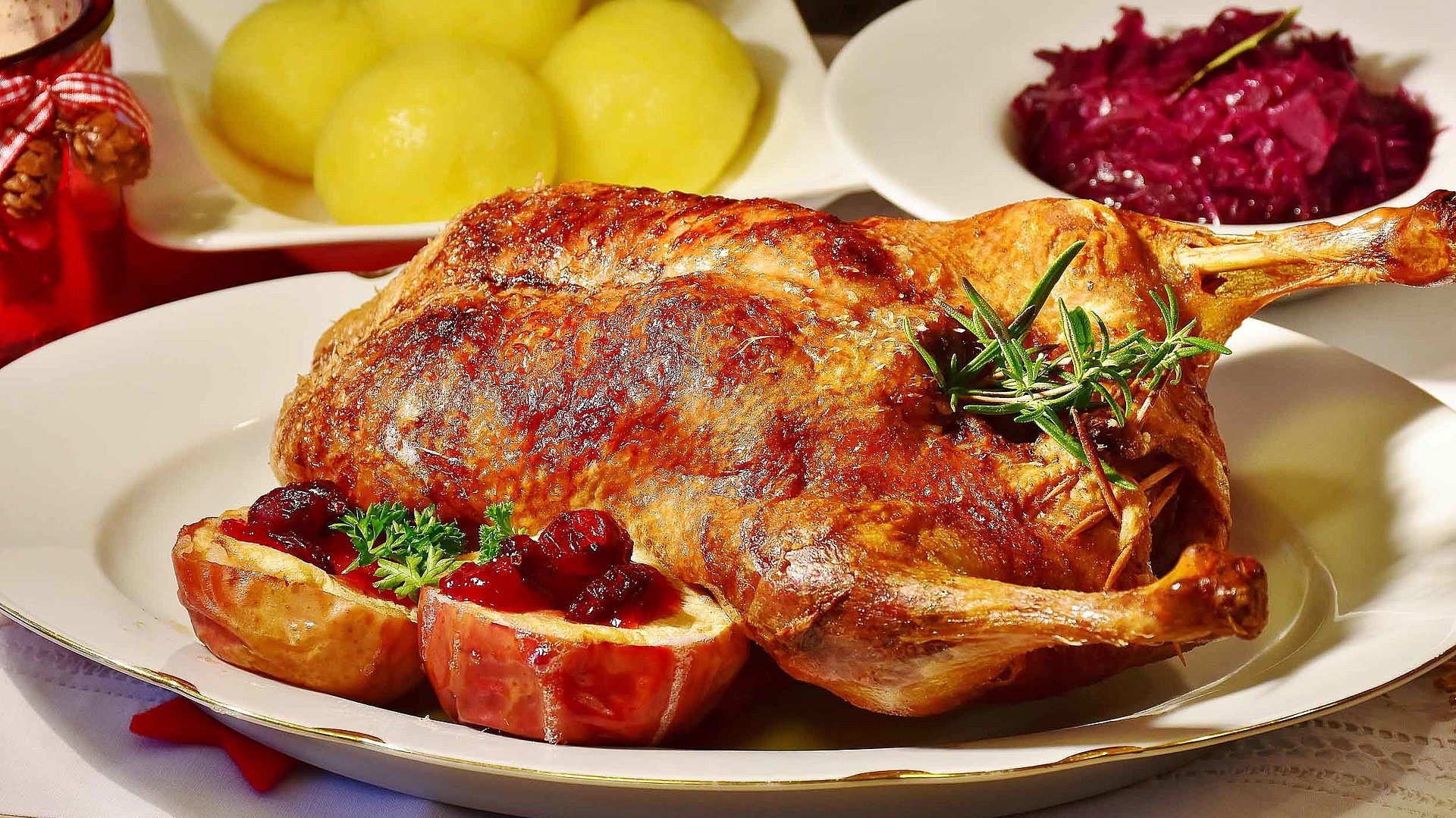 Gastronomie in Franken - Teller mit frischer Ente und separaten Tellern jeweils mit Knödeln und Rotkohl