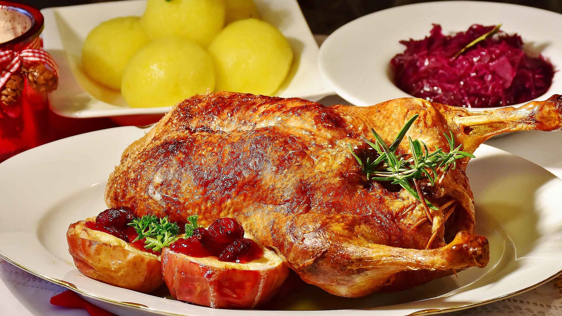 Spezielle Gastronomie Angebote im Fränkischen Seenland - Teller mit frischer Ente und separaten Tellern jeweils mit Knödeln und Rotkohl 