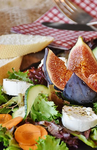 Griechische Küche in Nürnberg - Salat mit Frischkäse, geschnittener Karotte und Baguette