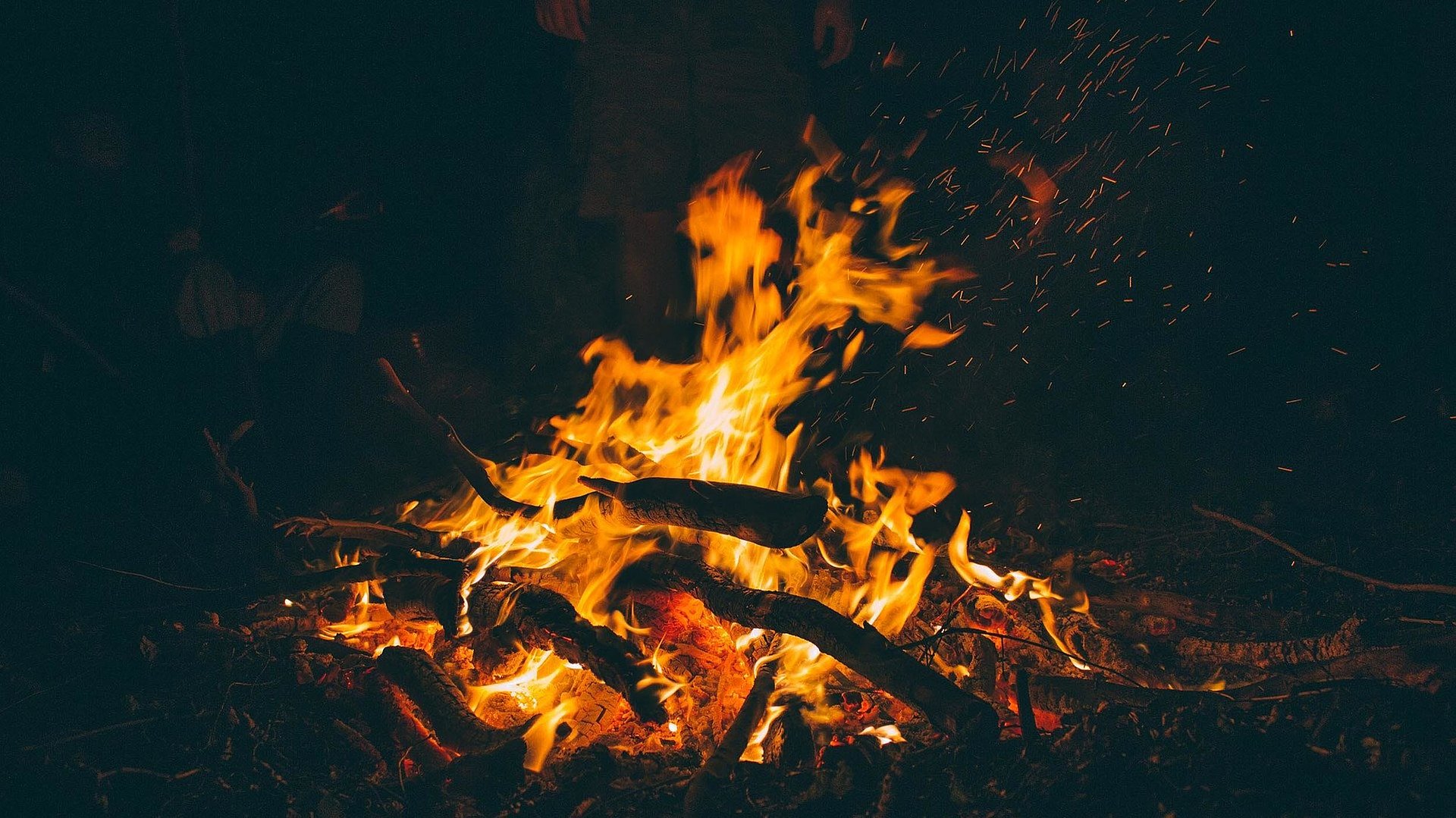 Camping im Fichtelgebirge - Person im Hintergrund eines Lagerfeuers bei Nacht