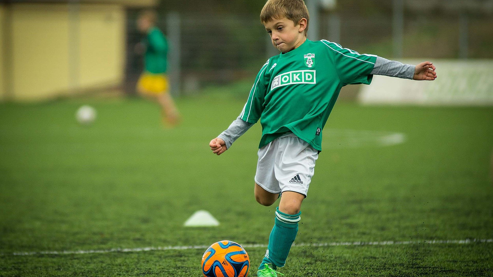 Freizeitangebote Outdoor in Nürnberg - kleiner Junge in Fußballausrüstung setzt zum Schuss an