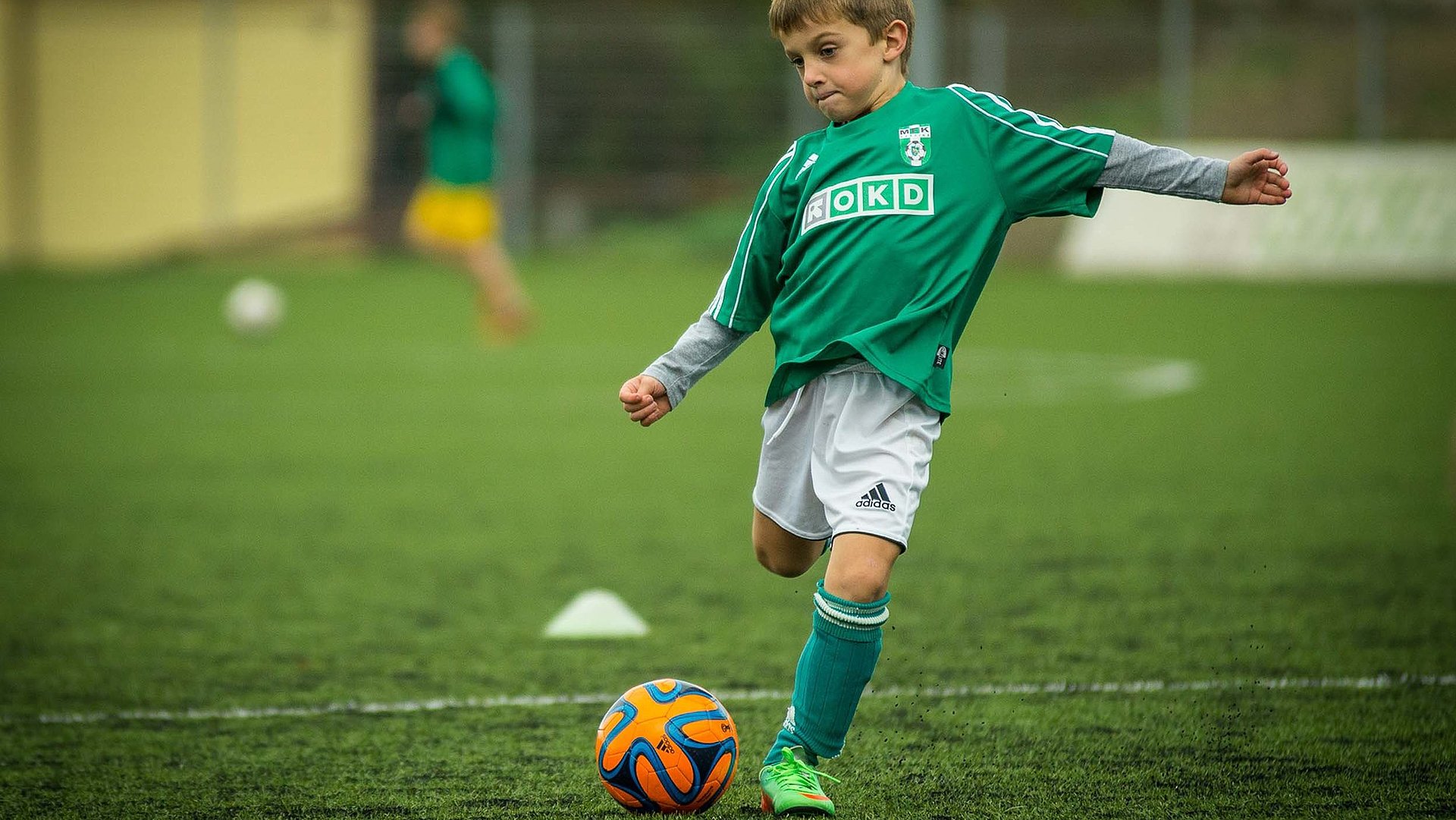 Kinderfreundliche Unterkünfte im Ostallgäu - kleiner Junge in Fußballausrüstung setzt zum Schuss an