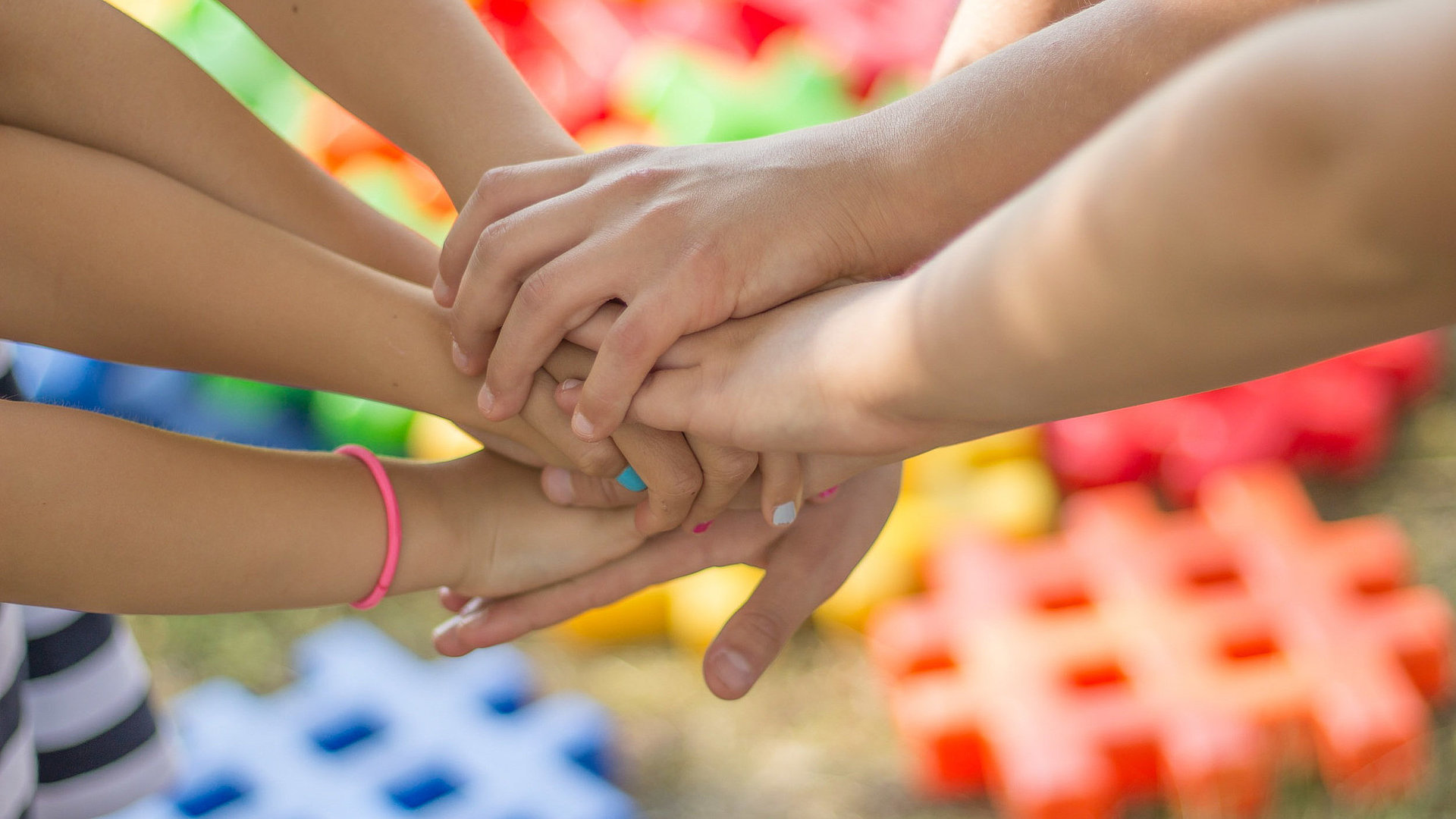 Kinderfreundliche Unterkunft in Kempten im Allgäu - Gruppe von Kindern halten sich die Hände aufeinander