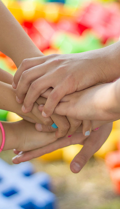 Kinderfreundliche Angebote in Oberfranken - Gruppe von Kindern halten die Hände übereinander