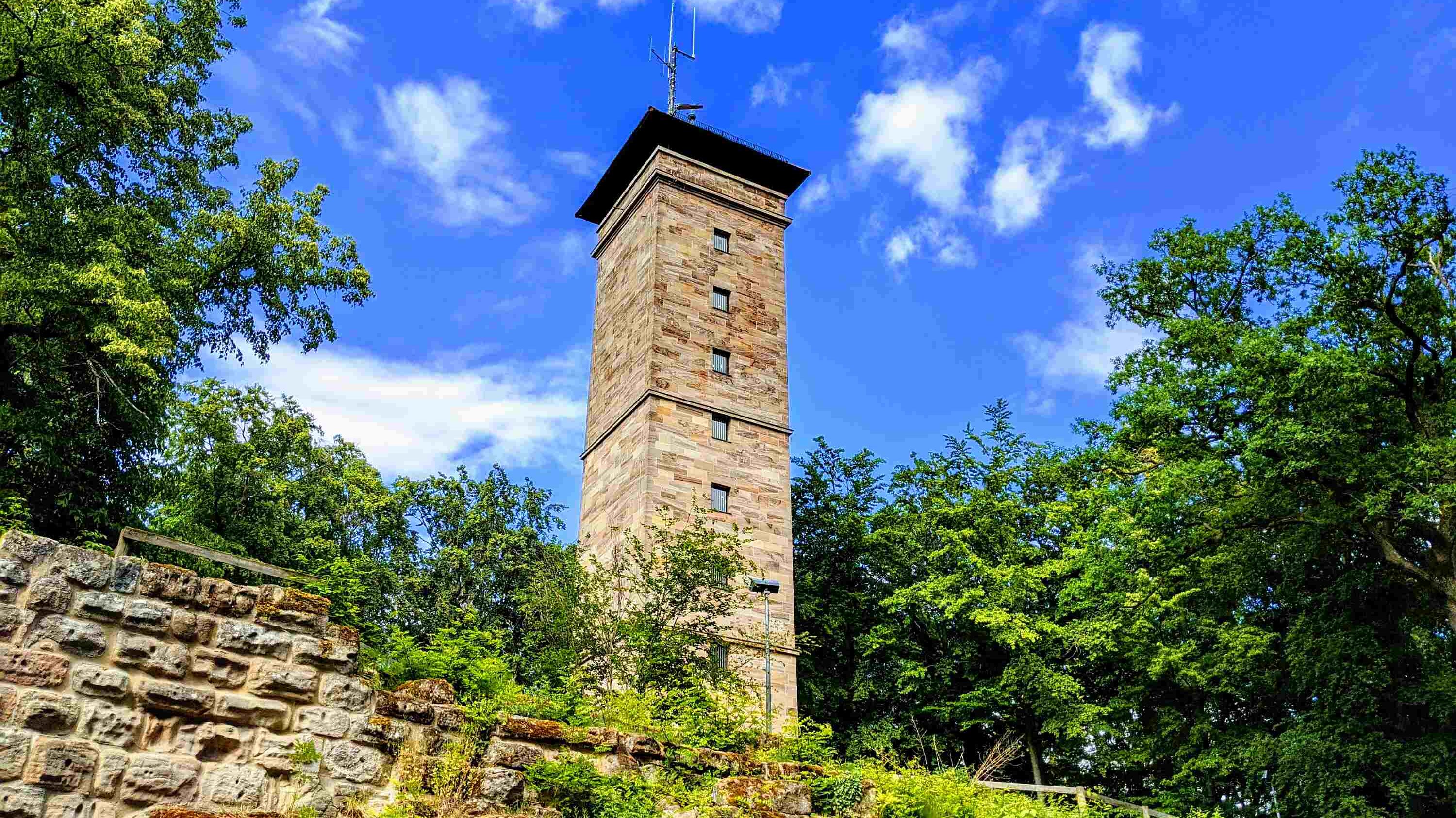 Turm der Alten Veste oberhalb der Mauer