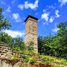 Turm der Alten Veste oberhalb der Mauer