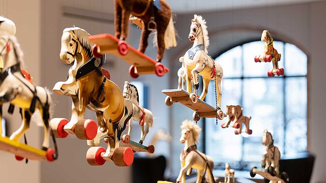 Spielzeugmuseum Nürnberg - spielerisch zum emotionalen Weltmuseum - fliegende Pferde